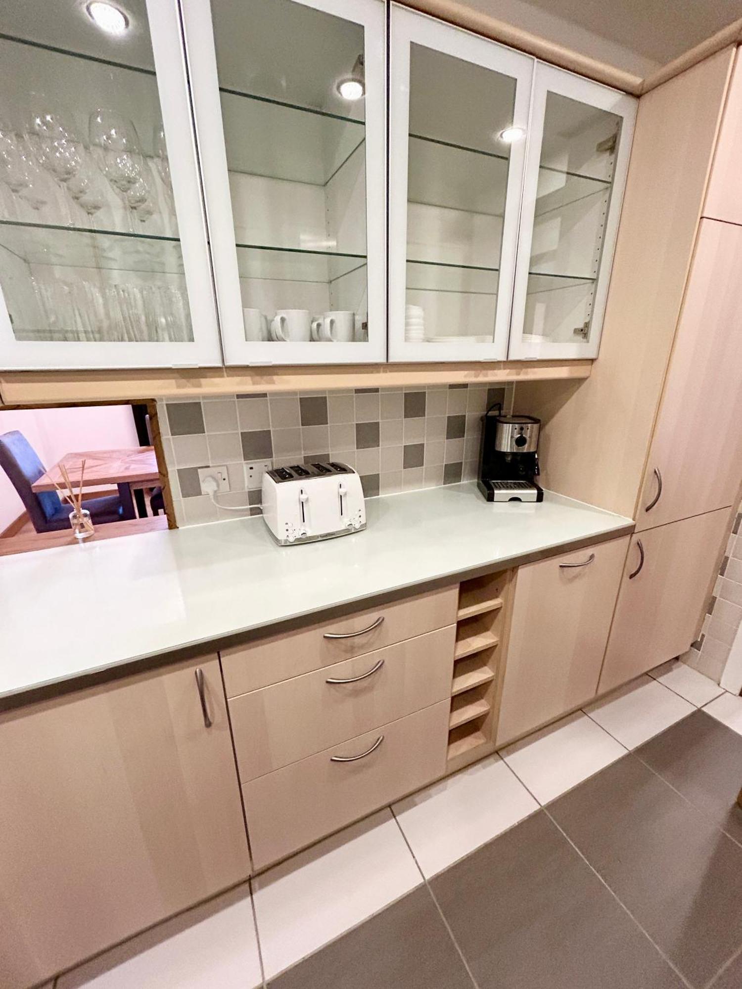 Spacious 3 Bedroom Apartment Close To Marina, 2 Parking Spaces, Kingsize Or Single Beds เซาธ์แธมป์ตัน ภายนอก รูปภาพ