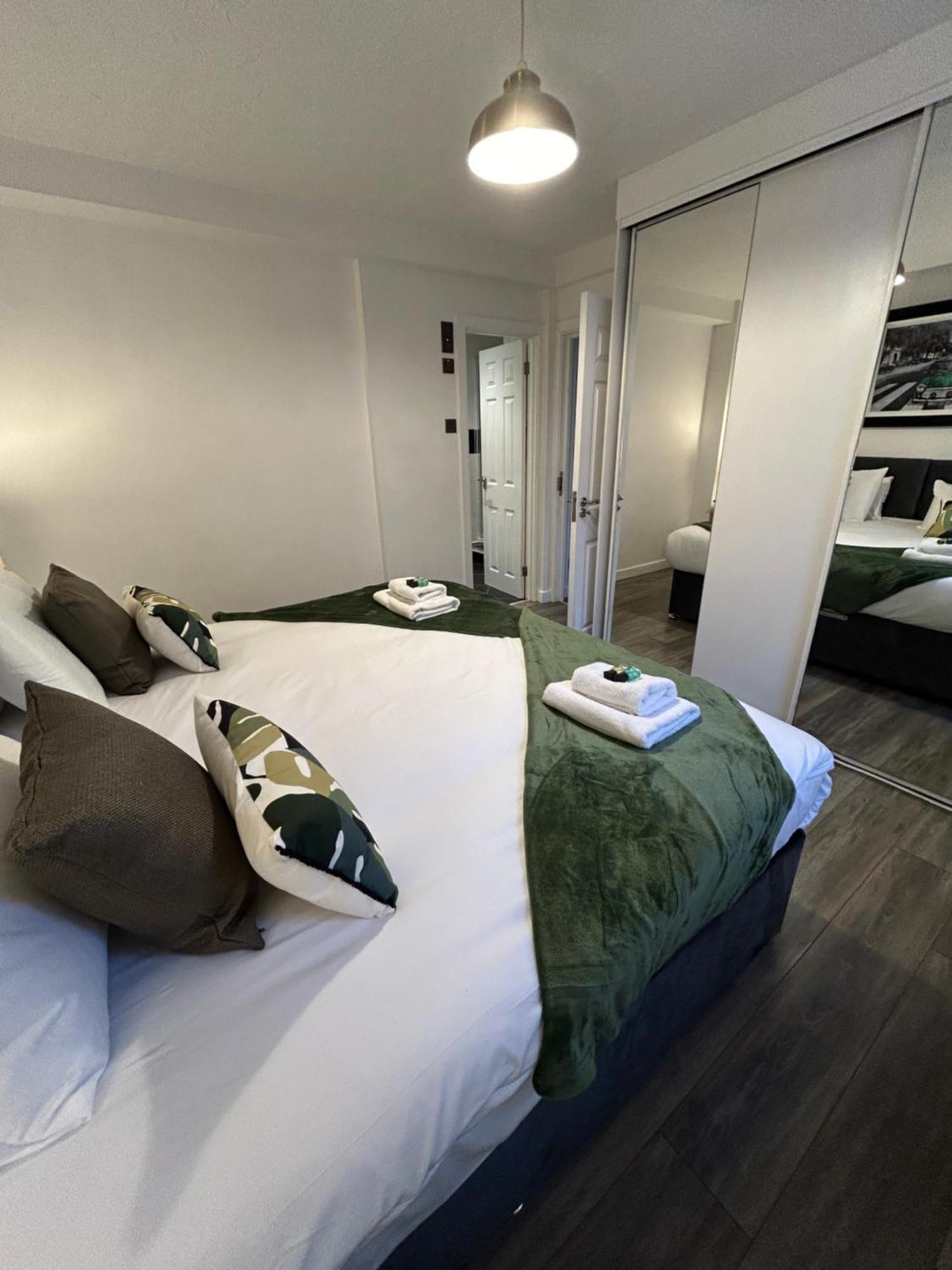 Spacious 3 Bedroom Apartment Close To Marina, 2 Parking Spaces, Kingsize Or Single Beds เซาธ์แธมป์ตัน ภายนอก รูปภาพ