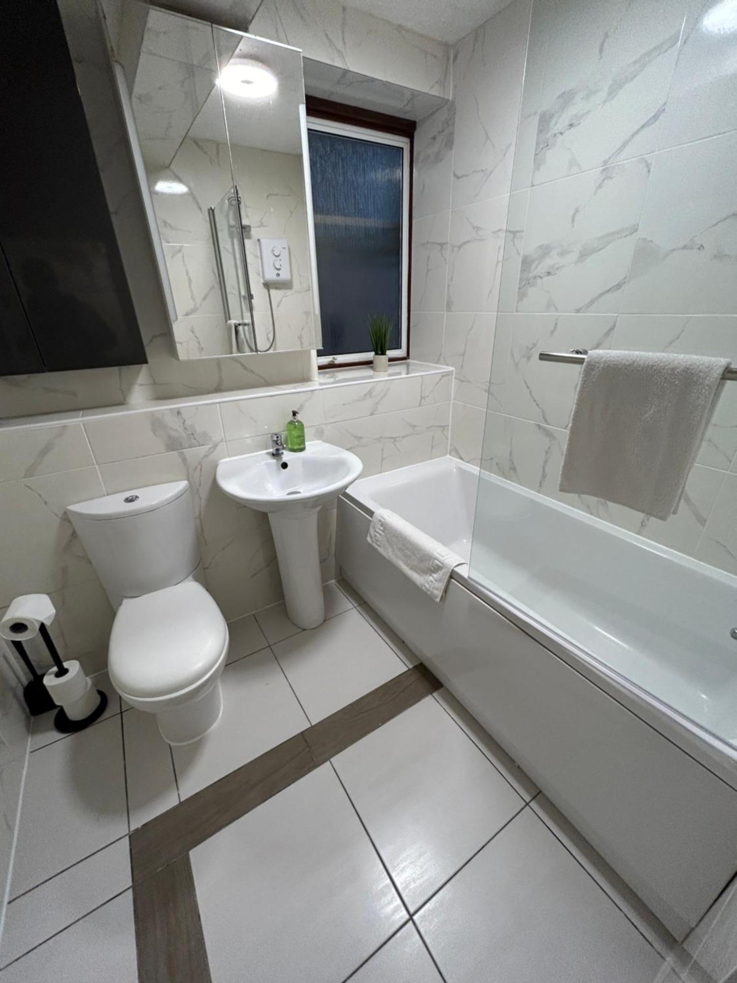 Spacious 3 Bedroom Apartment Close To Marina, 2 Parking Spaces, Kingsize Or Single Beds เซาธ์แธมป์ตัน ภายนอก รูปภาพ
